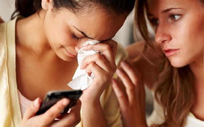 teen-girls-crying-cellphone