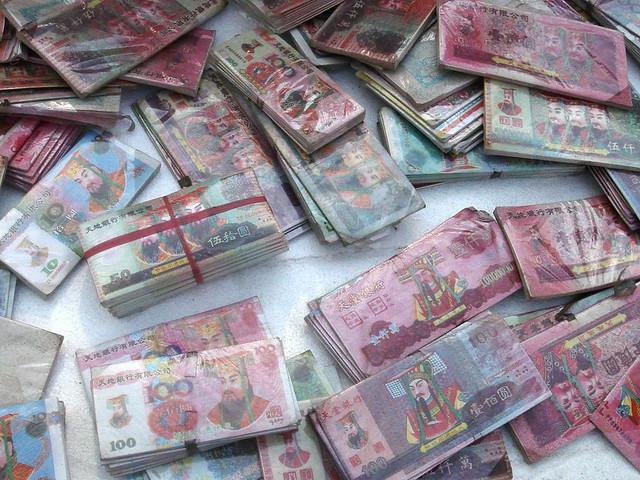 ghost-money-1707162 (1)